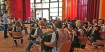 Das Orchester beim Akkaffee 2022, Blick von der Seite, links Dirigent Rolf Mayer.
